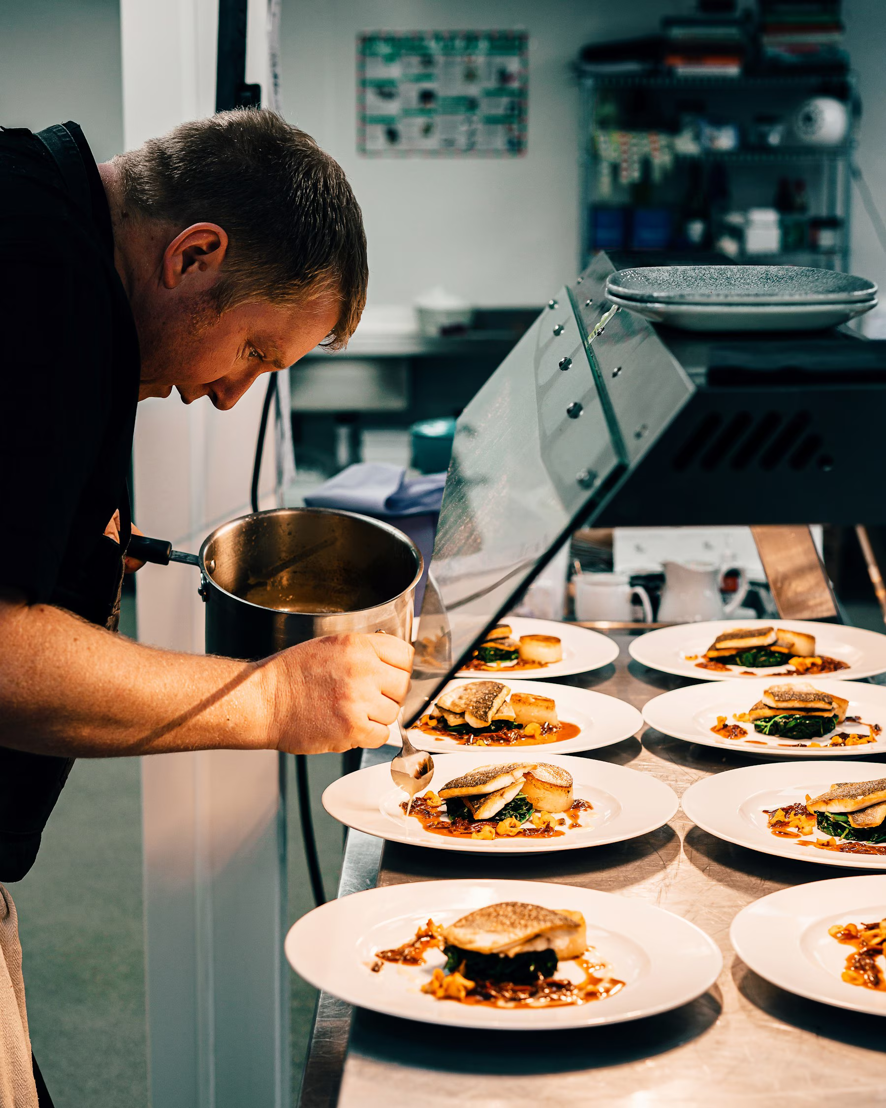 Restauracja w mieście Kraków — kameralne wnętrze przygotowane na wieczorną kolację — widok otwierający