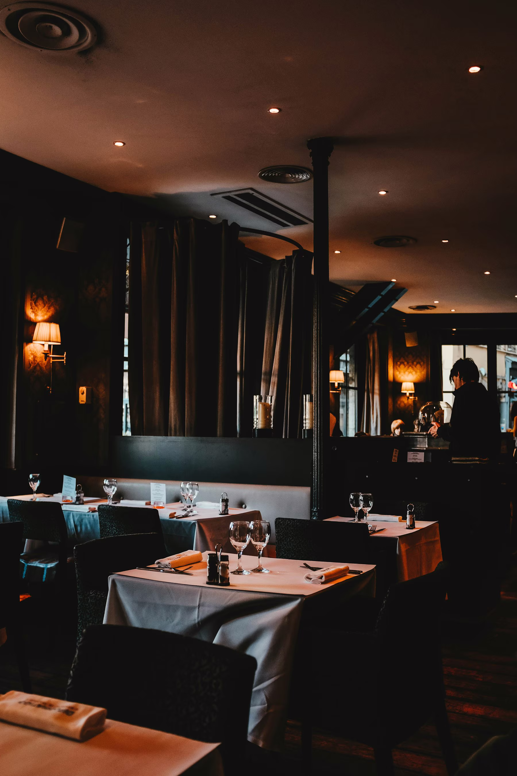 Wieczór restauracyjny, Kraków — restauracyjne wnętrze łączące komfort i spokojny rytm — perspektywa gościa