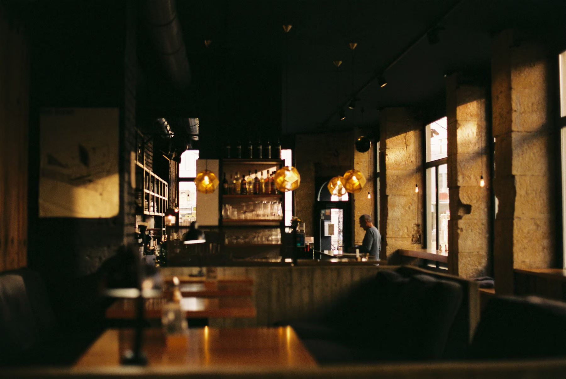 Kraków: sala restauracyjna z przemyślanym oświetleniem — światło i przestrzeń