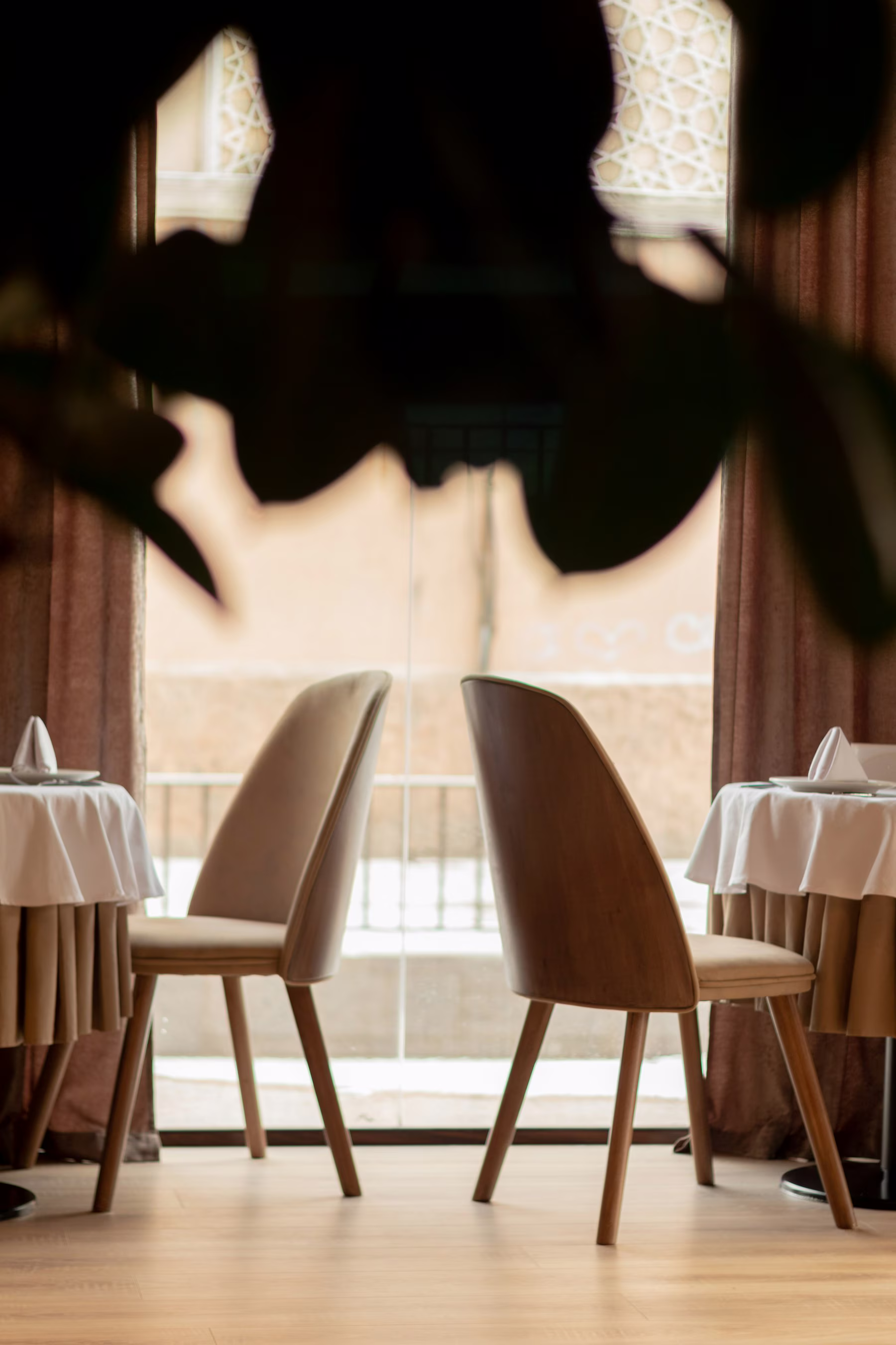 Restauracja w mieście Kraków — kameralne wnętrze przygotowane na wieczorną kolację — rytm serwisu